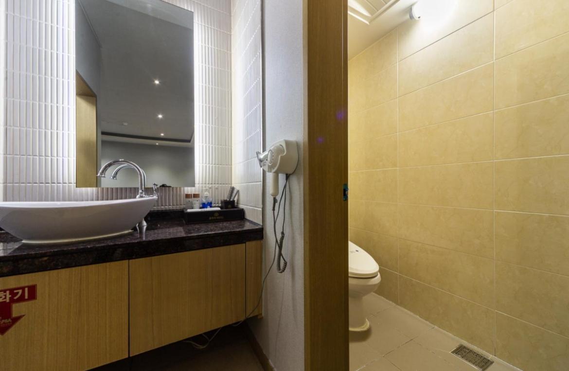 Gwangju Metropolitan City Gallery Hotel מראה חיצוני תמונה